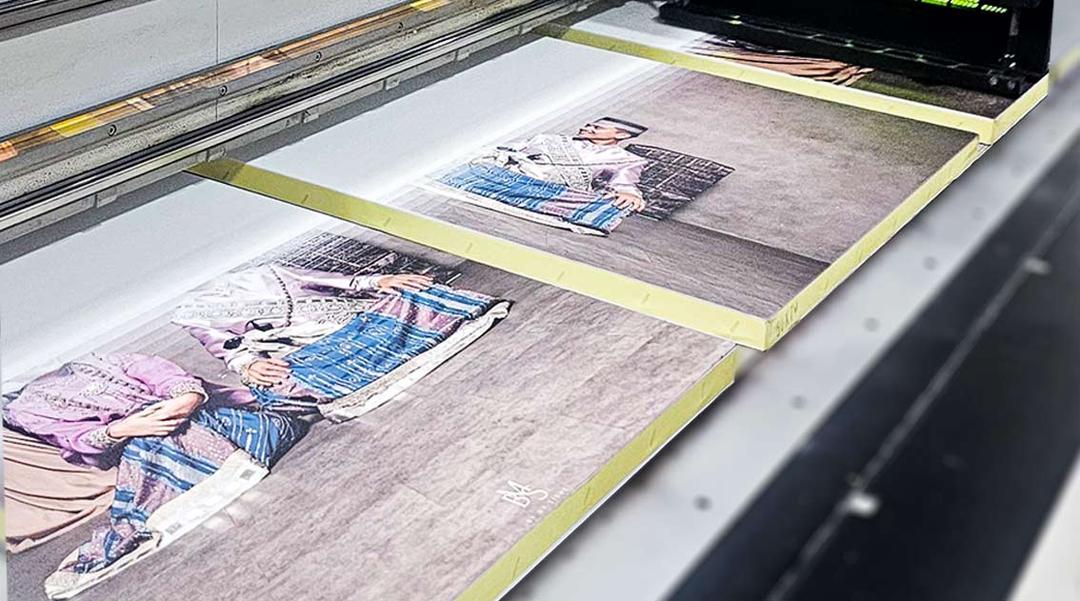 Jasa print UV flatbed untuk berbagai media keras