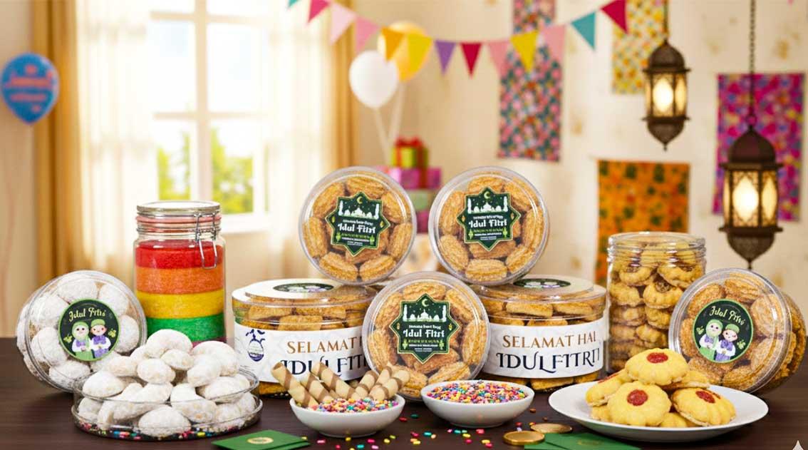 Stiker label premium pada toples kue kering Lebaran di Bintang Sempurna